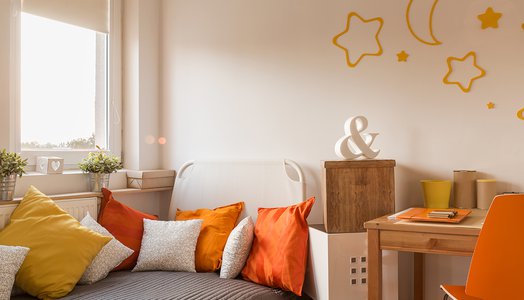 Cozy-bedroom-for-little-girl